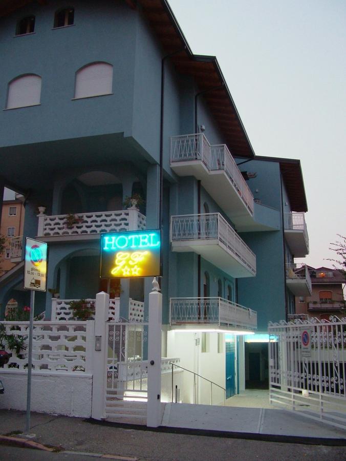 Hotel Gf Чезано-Босконе Экстерьер фото