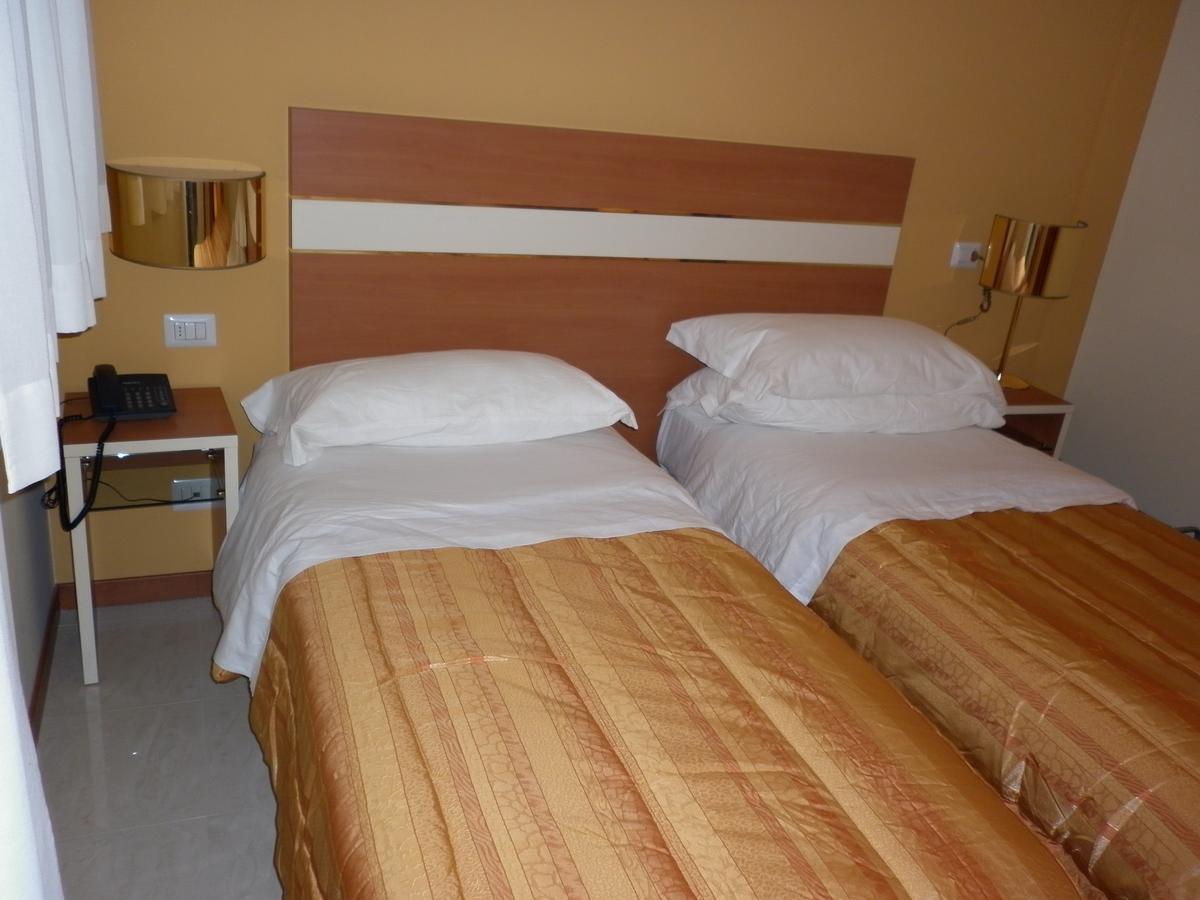 Hotel Gf Чезано-Босконе Экстерьер фото