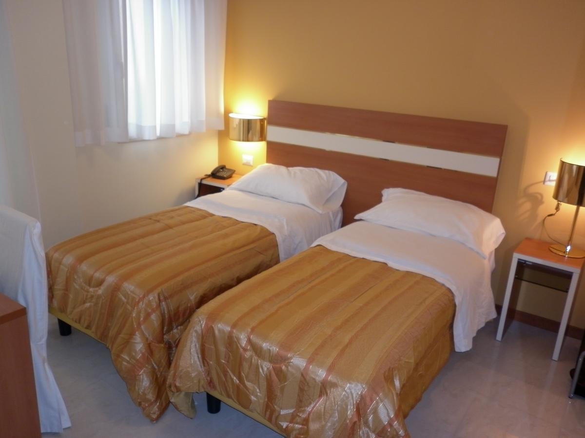 Hotel Gf Чезано-Босконе Экстерьер фото