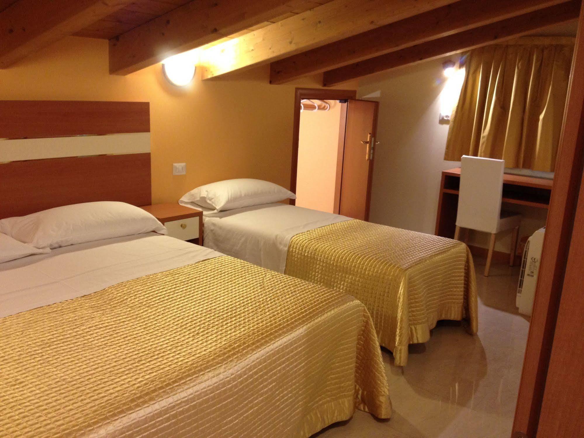 Hotel Gf Чезано-Босконе Экстерьер фото